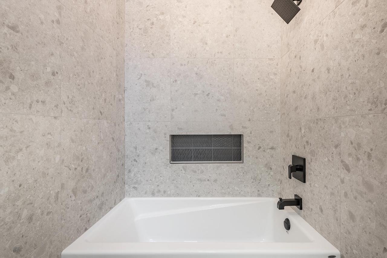 Free Parking Prime Location New Modern Condo Brossard Exterior foto